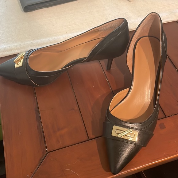 Tommy Hillfiger size 8.5 women’s black patent leather kitten heels. Worn 1-2x. - Picture 2 of 4